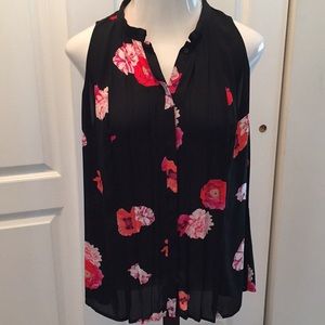 Cute sleeveless gently pleated sleeveless blouse